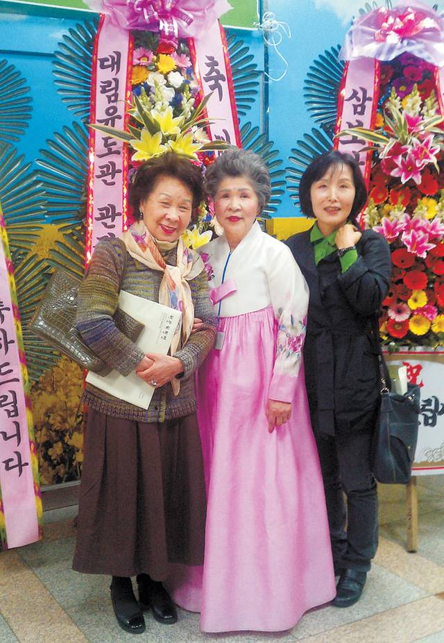 2016년 필자(가운데) 서예전을 찾은 친구 이순자(왼쪽)와 함께 찍은 사진.