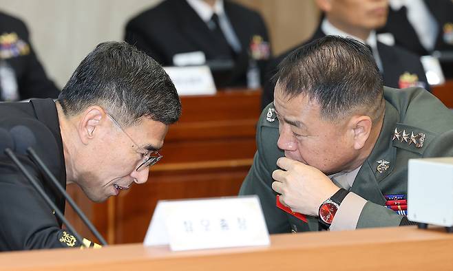 심각한 대화 20일 충남 계룡대에서 열린 국회 국방위원회 해군·해병대 국정감사에서 김경률 해군참모총장(왼쪽)과 주일석 해병대사령관이 대화를 나누고 있다. 계룡대=뉴스1
