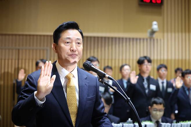 오세훈 서울시장이 15일 오전 서울 중구 서울시청에서 열린 국회 행정안전위원회의 서울시에 대한 국정감사에서 선서하고 있다. ⓒ연합뉴스