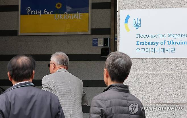 한-우크라이나 관계는? (서울=연합뉴스) 이진욱 기자 = 정부가 북한군 포로 송환 공개 논란과 관련해 우크라이나에 대한 항의로 주우크라이나 대사를 소환한 데 이어 공관원 추가 철수를 결정했다. 사진은 20일 서울 용산구 주한우크라이나대사관 모습. 2026.10.20 cityboy@yna.co.kr