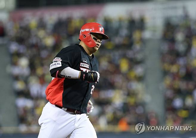 KIA 한준수, 나도 솔로포 (서울=연합뉴스) 이지은 기자 = 20일 서울 잠실야구장에서 열린 프로야구 2026 포스트시즌 준플레이오프 3차전 KIA 타이거즈와 LG 트윈스의 경기. 7회초 선두타자로 나선 KIA 한준수가 솔로홈런을 친 뒤 그라운드를 달리고 있다. 2026.10.20 jieunlee@yna.co.kr