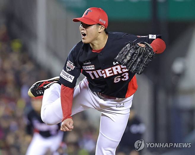 역투하는 시라카와 (서울=연합뉴스) 류영석 기자 = 20일 서울 잠실야구장에서 열린 KBO 프로야구 포스트시즌 준플레이오프 3차전 KIA 타이거즈와 LG 트윈스의 경기.
5회말 KIA 선발 투수 시라카와가 역투하고 있다. 2026.10.20 ondol@yna.co.kr