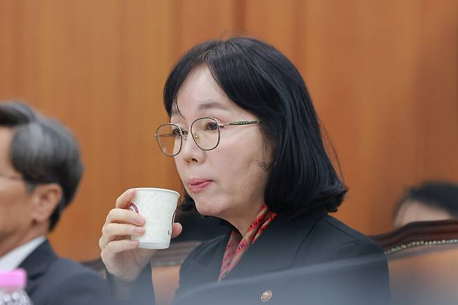 송경희 개인정보보호위원장이 21일 서울 영등포구 국회 정무위원회에서 열린 비금융 분야 종합감사에서 물을 마시고 있다. / 사진 = 연합뉴스