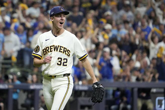 제이콥 미저라우스키가 지난 12일(한국시각) LA 다저스와의 NLCS 1차전서 3회 피칭 도중 경쾌하게 움직이고 있다. Imagn Images연합뉴스