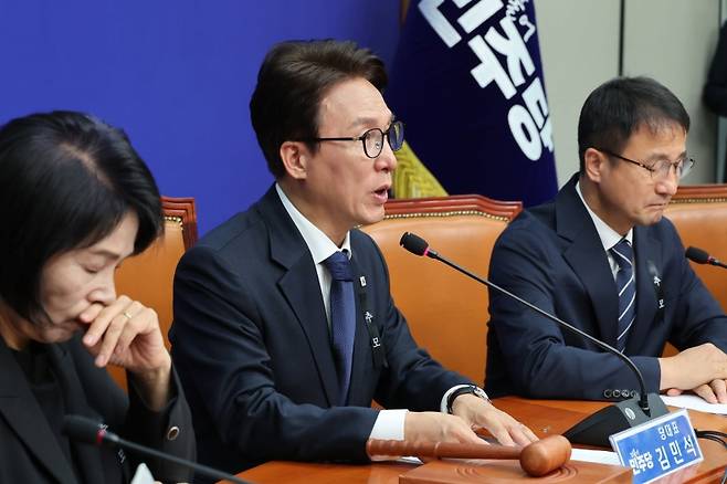 김민석 대표가 지난 19일 국회 본관 당대표회의실에서 열린 제25차 최고위원회의에서 당 지도부와 함께 회의를 진행하고 있다. (더불어민주당)