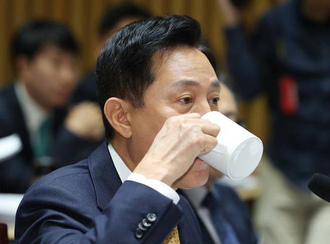 오세훈 서울시장이 15일 서울시청에서 열린 국회 행정안전위원회의 서울시에 대한 국정감사에서 물을 마시고 있다. 정효진 기자