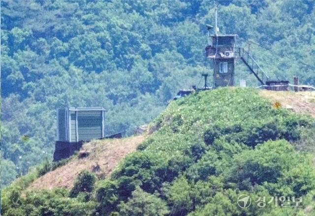 지난해 6월12일 방송을 중단한 접경지역의 남북 확성기. 조주현기자