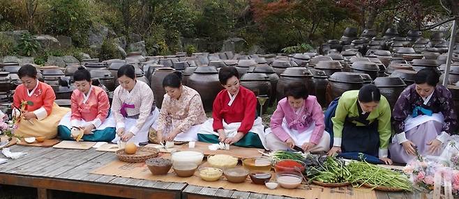 ‘제1회 이하연 김치명인과 함께하는 유네스코 김장문화 등재기념 갈라쇼’에서 이 명인과 제자들이 김치 양념 재료를 손질하고 있다.