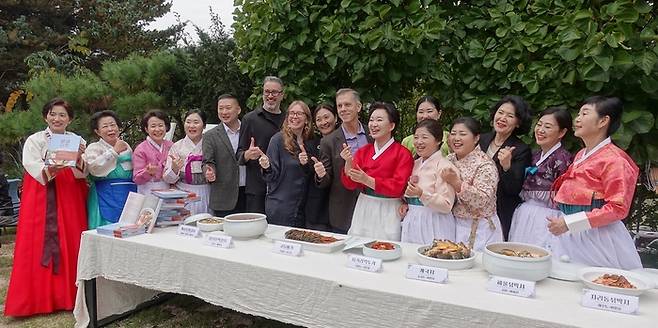 ‘유네스코 김장문화 등재기념 갈라쇼’에 참여한 이하연 명인과 제자들이 전국 팔도 김치를 앞에 두고 외국인들과 기념촬영을 하고 있다.