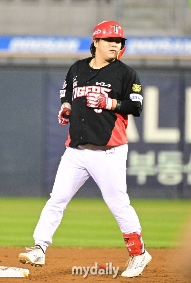 23일 오후 서울 잠실야구장에서 진행된 '2026 신한 SOL KBO 리그' 기아 타이거즈-두산 베어스의 경기. 기아 김선빈이 3회초 1사 2루에서 적시타를 때린 뒤 2루까지 진루하고 있다./마이데일리