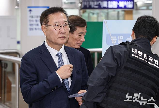 내란중요임무종사자 등 계엄 가담 의혹을 받는 박성재 전 법무부 장관이 서울 서초구 서울중앙지방법원에서 열린 공판에 출석하고 있다. 류영주 기자
