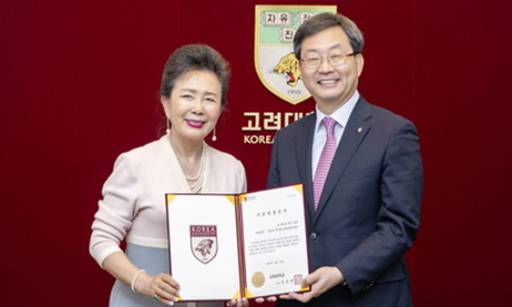 주혜란 박사는 2019년 모교 고려대에 후배들을 위해 써달라며 장학금 10억원을 쾌척했다. 주 박사(왼쪽)가 정진택 총장과 기부식에서 기념 촬영을 하고 있다. 고려대 제공
