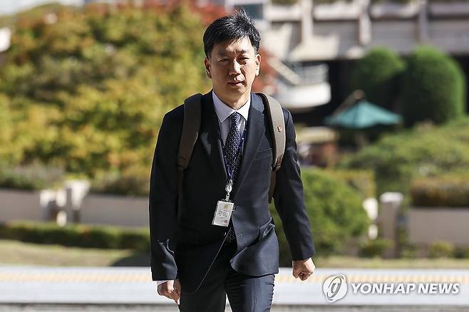 김현우 부장검사, 징계위 출석 (과천=연합뉴스) 윤동진 기자 = 김현우 창원지방공소청 부장검사가 21일 정부과천청사 법무부에서 열린 징계위원회에 출석하고 있다. 2026.10.21 mon@yna.co.kr