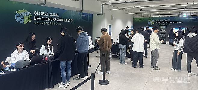 22일 오전 전남광주통합특별시 동구 국립아시아문화전당(ACC) 국제회의실·대강의실 앞 로비는 ‘2026 글로벌 게임 개발자 컨퍼런스(GGDC)’를 위해 찾은 참석자들로 붐볐다. 박찬 기자