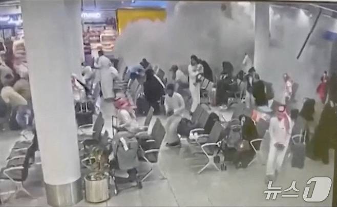 사우디아라비아 주도 연합군이 지난 15일(현지시간) 공개한 남서부 아시르주 아브하 국제공항 피습 당시 폐쇄회로(CC)TV 영상. 사우디 당국은 이 공항이 이달 6~7일 후티 반군의 공격을 받았다고 밝혔다. 2026.10.16 ⓒ 로이터=뉴스1