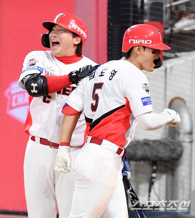 12일 광주 기아챔피언스필드에서 열린 KIA와 LG의 경기. 8회말 무사 1루 KIA 김도영이 역전 투런포를 날린 뒤 환호하고 있다. 광주=박재만 기자 pjm@sportschosun.com/2026.10.12/