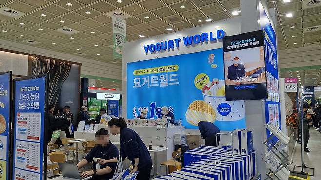 '2026 하반기 제61회 IFS 프랜차이즈 창업·산업 박람회'가 22일 오전 서울 강남구 삼성동 코엑스에서 막을 올렸다. 사진은 박람회장 내부에 마련된 '요거트월드' 부스. ⓒ데일리안 김찬주 기자