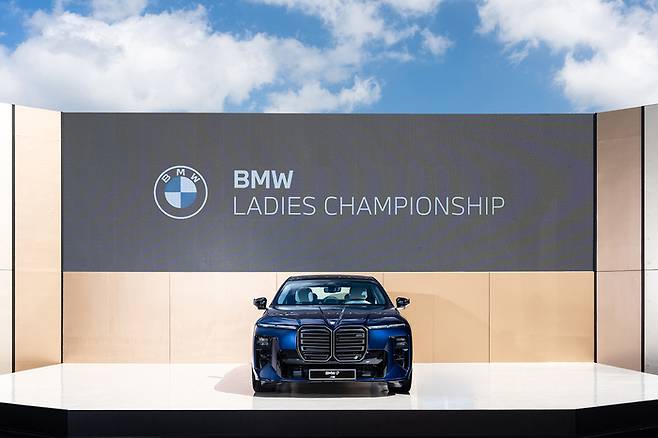 BMW 레이디스 챔피언십 2026 경기장에 전시된 더 뉴 BMW 7시리즈