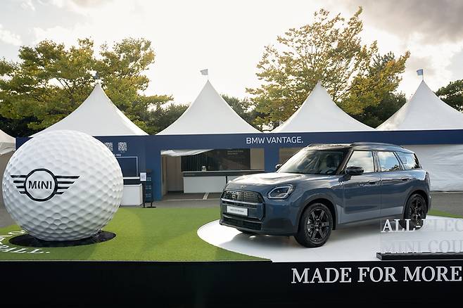 BMW 레이디스 챔피언십 2026 경기장에 전시된 디 올-일렉트릭 MINI 컨트리맨
