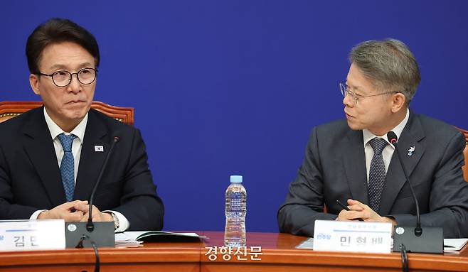 김민석 더불어민주당 대표가 지난달 30일 국회 당대표회의실에서 열린 예산정책협의회에서 민형배 전남광주통합특별시장의 발언을 듣고 있다. 박민규 선임기자