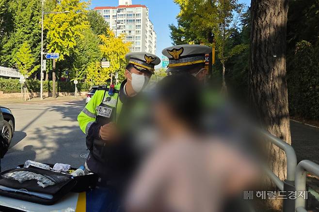 22일 오전 8시30분께 서울 송파구 가락동 신가초등학교 앞에서 음주 운전으로 적발된 운전자. 이영기 기자
