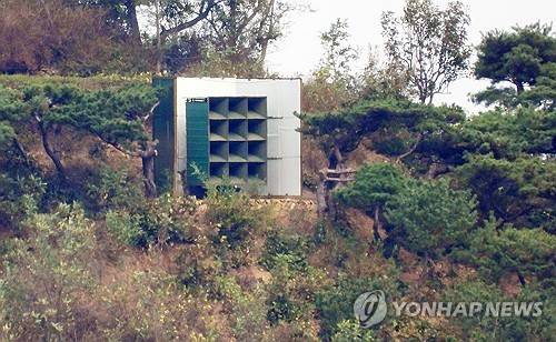 강화도 건너편에 보이는 북한 대남확성기 (인천=연합뉴스) 임순석 기자 = 김여정 북한 노동당 총무부장이 19일 군사분계선(MDL) 침범에 대응한 한국군의 경고사격 등 조치에 반발하며 군사력 증강 배치와 대남 확성기방송 재개를 검토한다고 밝혔다. 20일 인천 강화군 송해면에서 바라본 북한 접경지역 설치된 대남 확성기. 2026.10.20 soonseok02@yna.co.kr