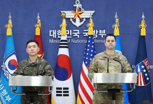 미국과 이스라엘의 이란 공습으로 발발한 전쟁이 중동 전역으로 확산하면서 한미 당국이 주한미군 전력을 중동 지역으로 차출하는 방안을 협의 중이다. 사진은 장도영(왼쪽) 합동참모본부 공보실장과 라이언 도널드 주한미군사 공보실장이 지난달 25일 국방부에서 ‘2026 자유의 방패(FS) 연습’ 관련 브리핑을 하는 모습. 사진공동취재단