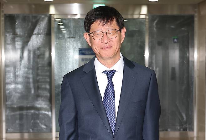 최길수 특별감찰관 후보자가 22일 서울 종로구 특별감찰관 사무실로 들어서고 있다. 연합뉴스