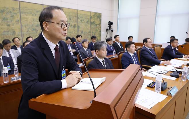 ▲ 국민의힘 정연욱 의원은 21일 열린 국회 문화체육관광위원회 국정감사에서 이용수 대한축구협회 부회장(앞줄 맨 왼쪽)을 상대로 최근 대표팀을 둘러싼 갈등과 협회의 대응 방식을 집중 추궁했다. ⓒ 연합뉴스