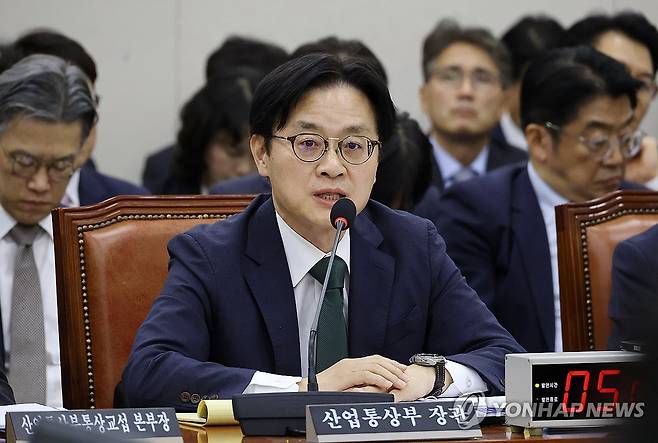 종합 감사에서 답변하는 김정관 산업통상부 장관 (서울=연합뉴스) 이동해 기자 = 김정관 산업통상부 장관이 22일 국회 산업통상자원중소벤처기업위원회에서 열린 2026년도 종합 국정감사에 출석해 질의에 답하고 있다. 2026.10.22 eastsea@yna.co.kr