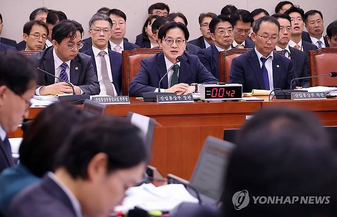 종합 국감, 답변하는 김정관 산업통상부 장관 (서울=연합뉴스) 배재만 기자 = 김정관 산업통상부 장관이 22일 국회 산업통상자원중소벤처기업위원회에서 열린 2026년도 종합 국정감사에서 위원 질문에 답하고 있다. 왼쪽은 박정성 통상교섭본부장, 오른쪽은 박동일 차관. 2026.10.22 scoop@yna.co.kr