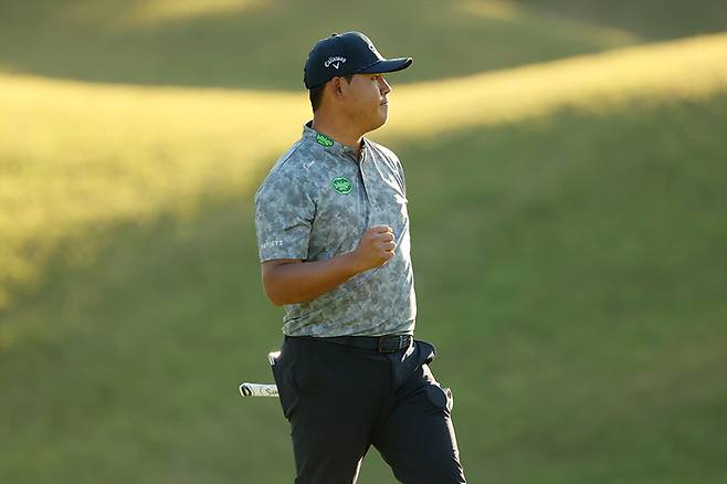 김시우가 22일 우정힐스에서 열린 제네시스 챔피언십 1라운드에서 버디를 낚은 뒤 주먹을 불끈 쥐고 있다. 사진 | KPGA