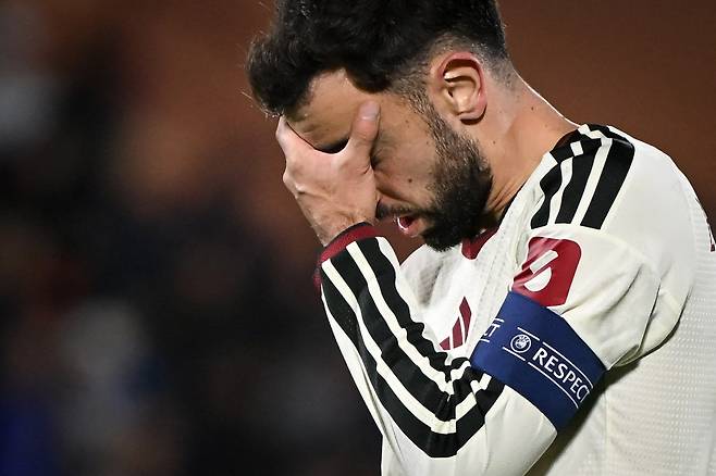 Manchester United's Portuguese midfielder #08 Bruno Fernandes reacts during the UEFA Champions League, league phase matchday 3, football match between Como 1907 and Manchester United at the Stadio Giuseppe Sinigaglia in Como, northen Italy on October 21, 2026. (Photo by PIERO CRUCIATTI / AFP)<저작권자(c) 연합뉴스, 무단 전재-재배포, AI 학습 및 활용 금지>