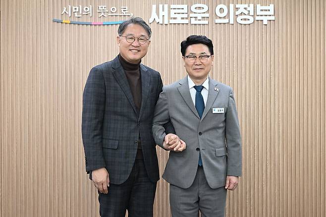 김원기 의정부시장이 22일 탁용석 경기콘텐츠진흥원장과 만나 창업기업 육성을 위한 협력 방안을 논의한 뒤 기념촬영을 하고 있다.ⓒ의정부시 제공