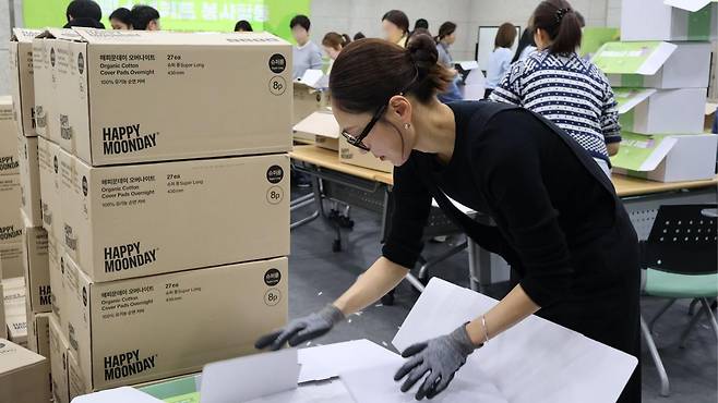 이다영 킨스(Kinse) 대표(데이나)가 취약계층 여아에게 전달할 ‘해삐소녀키트’를 포장하는 모습. 굿네이버스 제공
