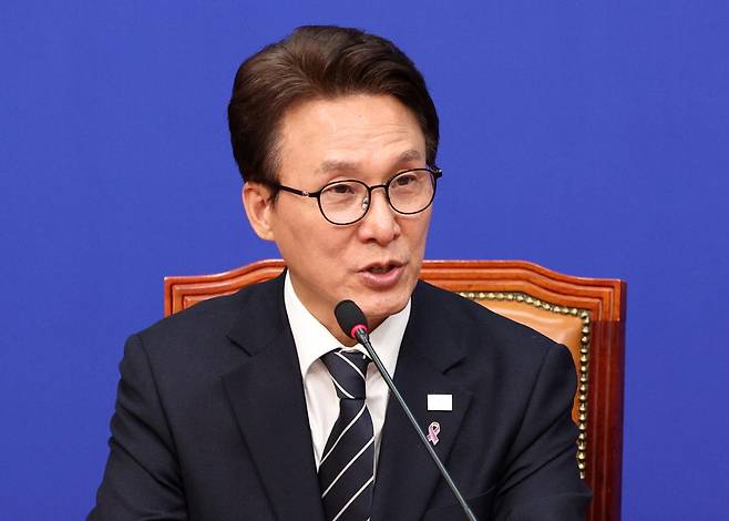 김민석 더불어민주당 대표가 22일 서울 여의도 국회에서 이태원 참사 유가족협의회 대표단과 면담을 하고 있다. 뉴시스