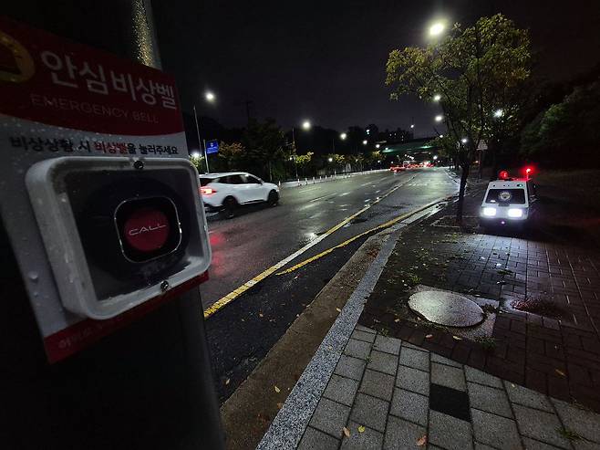지난 21일 오후 전남광주 광산구 월계동 '장윤기 사건' 현장 인근에서 경찰이 투입한 AI 로봇 '패트로보'가 순찰하고 있다. 황희규 기자
