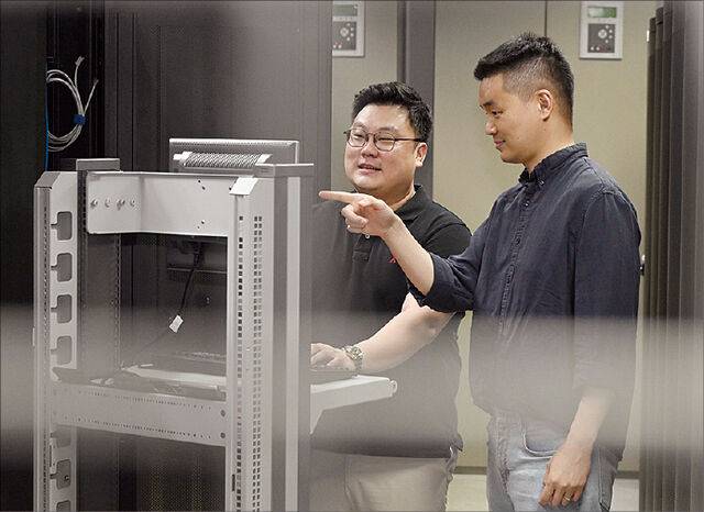 LG CNS 김병각(왼쪽) 팀장과 문동혁 팀장이 서울 강서구 마곡동 LG CNS 본사에서 데이터센터에 사용되는 서버 랙을 살펴보고 있다. 권현구 기자