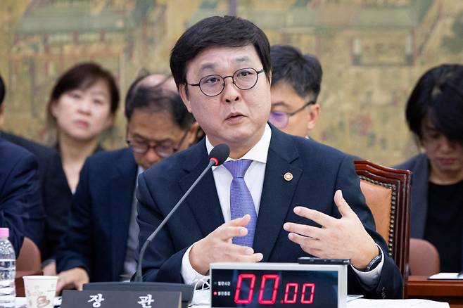 최휘영 문화체육관광부 장관이 23일 서울 여의도 국회에서 열린 문화체육관광위원회의 문화체육관광부 등에 대한 국정감사 종합감사에 출석해 의원 질의에 답하고 있다./ 사진 = 뉴스1