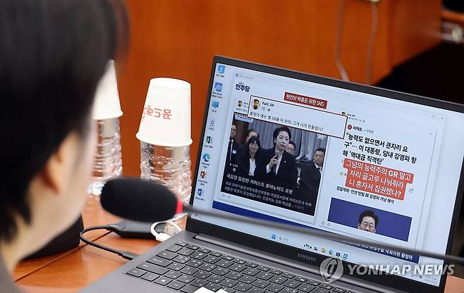 박종운 원안위원 SNS 게시글 비판하는 황정아 의원 (서울=연합뉴스) 배재만 기자 = 더불어민주당 황정아 의원이 23일 국회에서 열린 과학기술정보방송통신위원회의 종합감사에서 박종운 원자력안전위원회 위원의 SNS 게시글 관련 의사진행 발언을 하고 있다. 2026.10.23 scoop@yna.co.kr