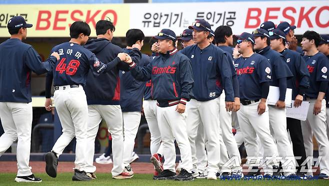 28일 대구 삼성라이온즈파크에서 열리는 삼성과 롯데의 개막전 경기. 롯데가 삼성에 6대 3으로 승리했다. 경기 종료 후 선수들과 하이파이브를 나누고 있는 김태형 감독. 대구=송정헌 기자songs@sportschosun.com/2026.03.28/