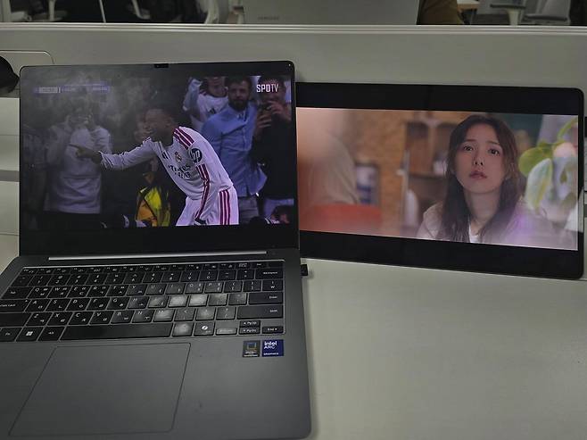 갤럭시 북5 Pro 14(왼쪽)와 14.6인치 화면을 탑재한 갤럭시 탭 S12 울트라(오른쪽) 비교. 이영근 기자