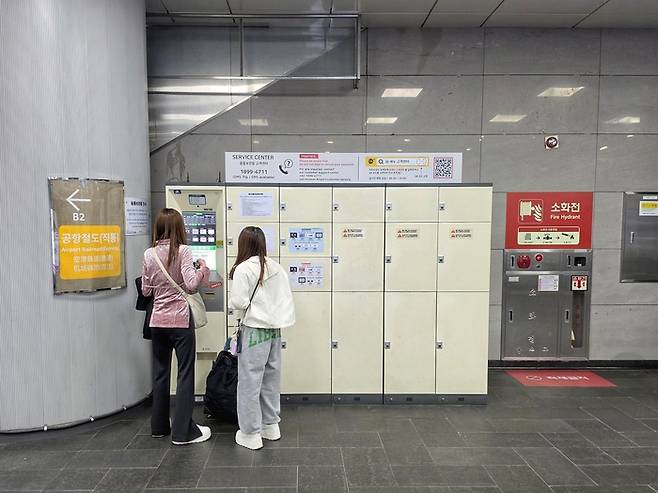 짐을 맡기는 외국인 관광객 / 사진 = BC카드