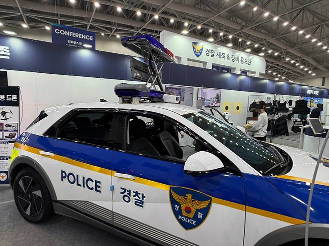22일 인천 송도컨벤시아에서 열린 '제8회 국제치안산업대전' 경찰 제복·장비 홍보관에서 관람객들이 순찰차를 둘러보고 있다. /사진=나유영 기자.