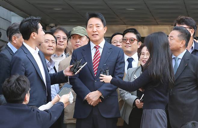 법원은 명태균 여론조사 관련 정치자금법 위반 사건에서 윤석열에게 1심 유죄, 2심 무죄를 선고했다. 오늘(23일) 서울고등법원은 역시 명태균 여론조사 관련 정치자금법 위반 혐의로 기소된 오세훈 서울시장에게 1심 결과(벌금 1,000만 원)를 뒤집고 무죄를 선고했다. 사진은 무죄를 선고받은 오 시장이 법원 앞에서 기자회견 하는 모습. (출처: 연합)