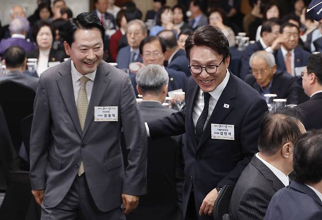 김민석(오른쪽) 더불어민주당 대표와 장동혁(왼쪽) 국민의힘 대표가 이달 2일 서울의 한 호텔에서 열린 제30회 노인의 날 기념식에 참석하고 있다. 권욱 기자
