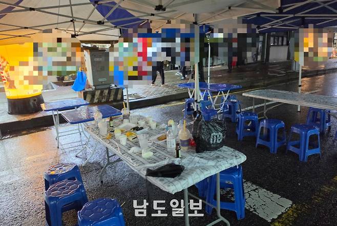 24일 오후 전남광주통합특별시 남구 군분로 일대에서 열린 '군분로 토요야시장'에서 축제를 즐긴 시민들이 사용한 일회용품 쓰레기가 곳곳에 쌓여있다. /서강원 기자 sgw@namdonews.com