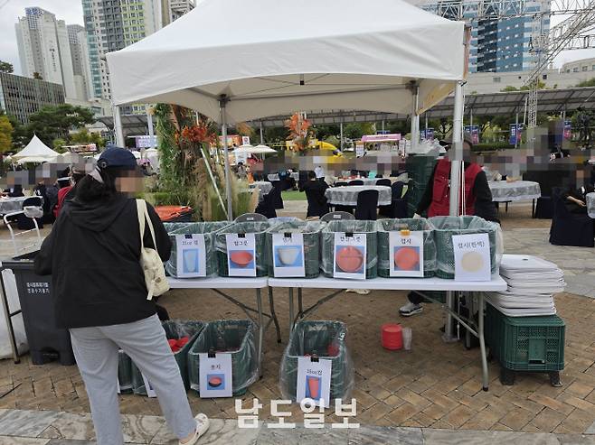 지난 23일 전남광주통합특별시 광주청사에서 열린 '광주김치축제'에서 친환경정책의 하나로 운영하고 있는 다회용기 회수대. /서강원 기자 sgw@namdonews.com