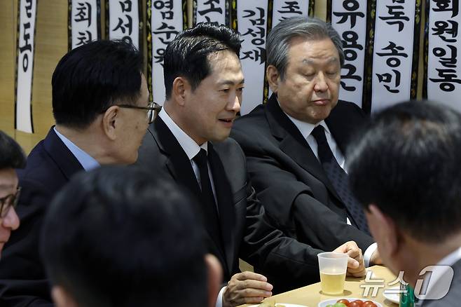 국민의힘 장동혁 대표가 25일 오후 서울시 강남구 양재대로 삼성서울병원 장례식장에 마련된 김영삼 전 대통령 최측근이자 상도동계 핵심 인사인 최형우 전 내무부 장관 빈소를 찾아 조문을 마친 뒤 김무성 전 새누리당 대표 등과 대화를 나누고 있다. 2026.10.25 ⓒ 뉴스1 박정호 기자