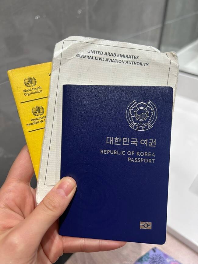 정유나씨의 여권과 각종 비자와 입국 관련 서류들. 본인 제공